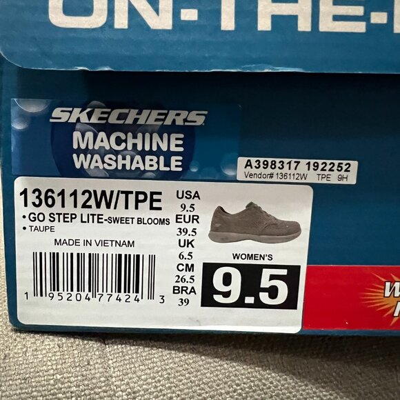 Sketchers women's sneakers in 9.5 - New in Box - Picture 2 of 10